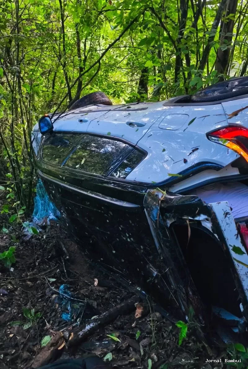Carro despenca em ribanceira na BR-354, em Formiga, e deixa três pessoas feridas